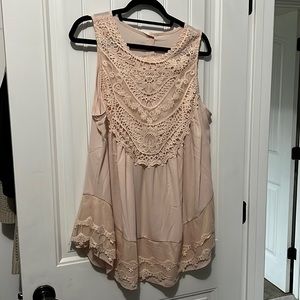 Womens sleeveless blouse. Size XL.